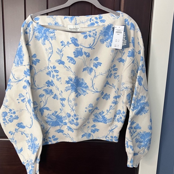 Abercrombie & Fitch Tops - Cream Blue Floral Sunday Slash Sweatshirt Abercrombie & Fitch size SMALL